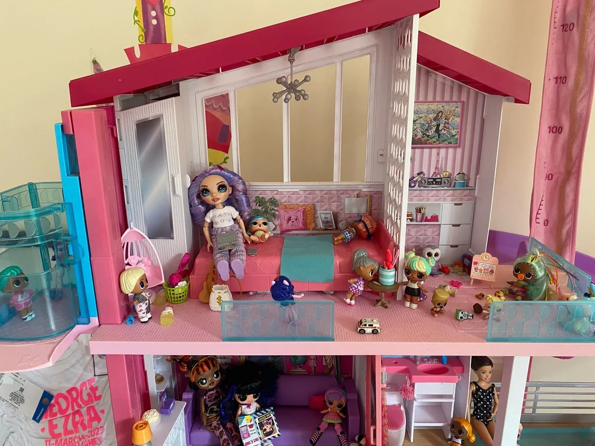 Barbie doll house with Lol dolls and accessories - Image 4