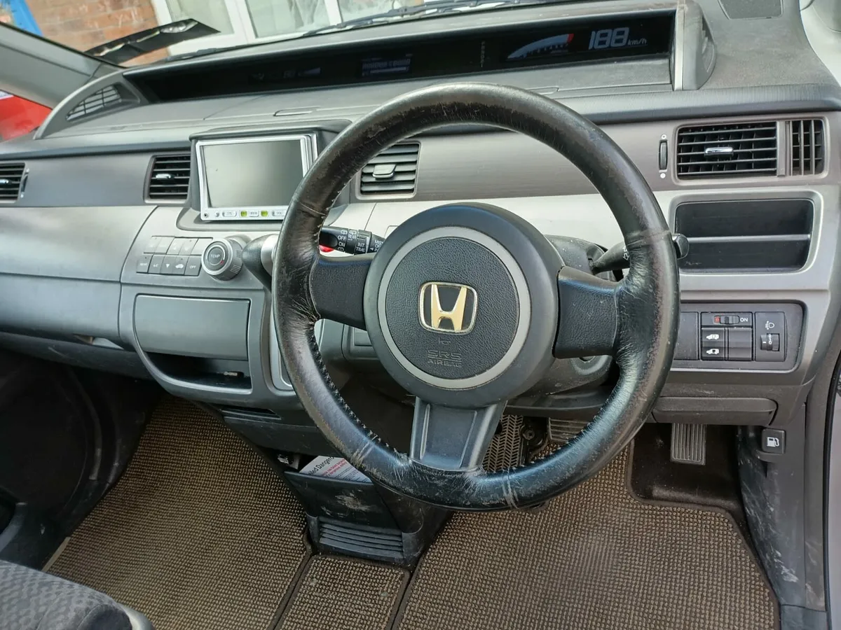 Honda stepwagon - Image 4