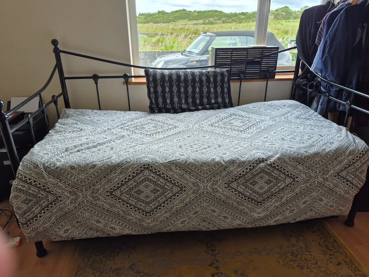 Day bed with additional single bed underneath