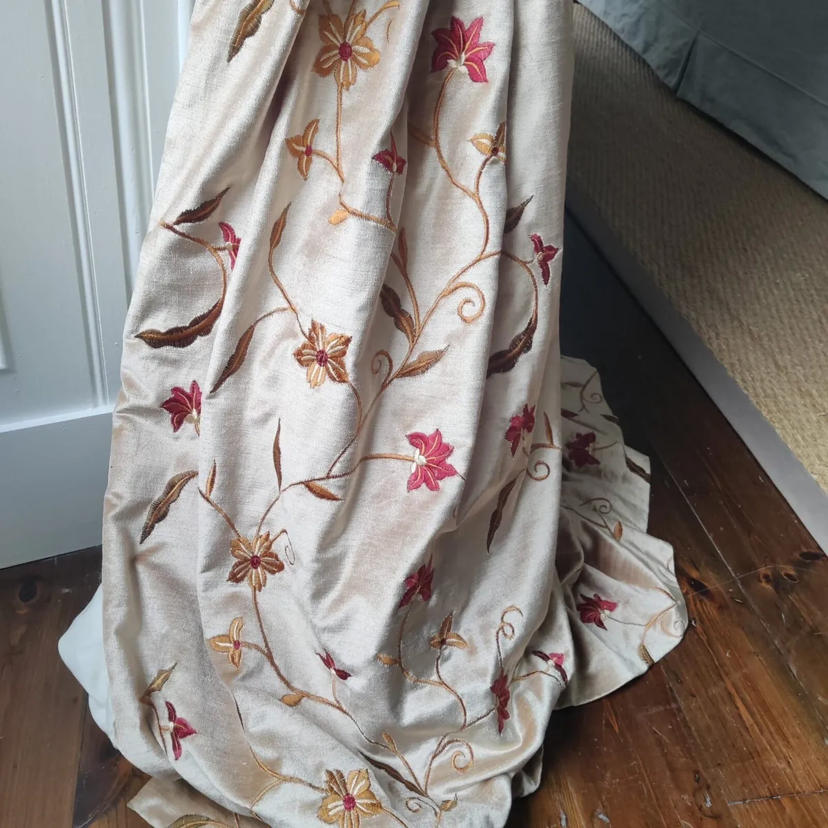 High Quality Handmade Velvet Embroidered Curtains - Image 4