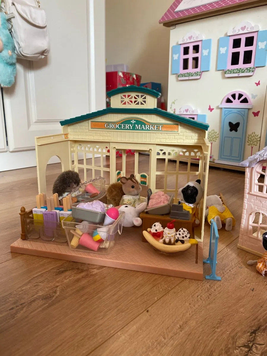 Sylvanian house ,grocery market , cars and access - Image 2