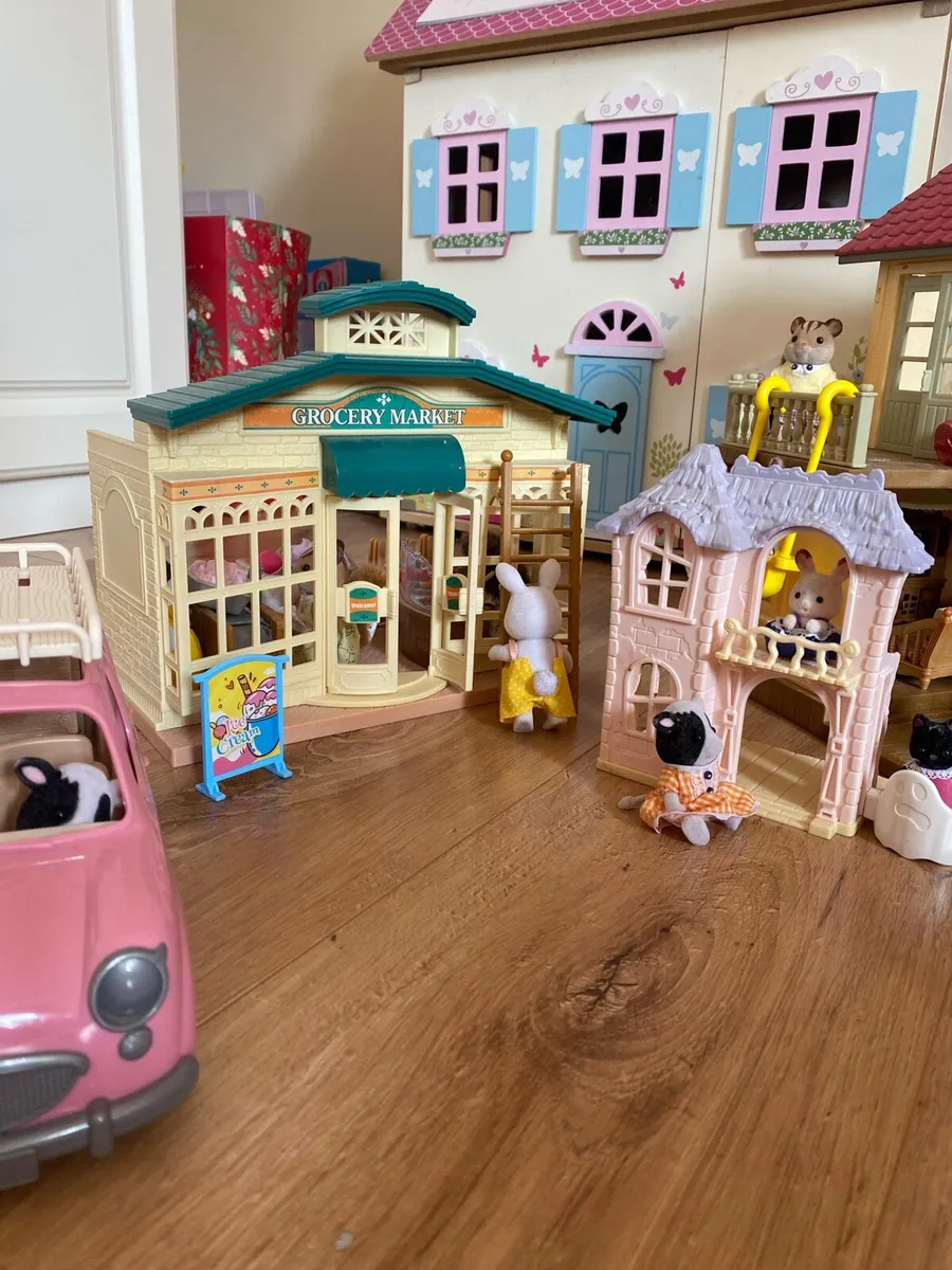 Sylvanian house ,grocery market , cars and access - Image 3