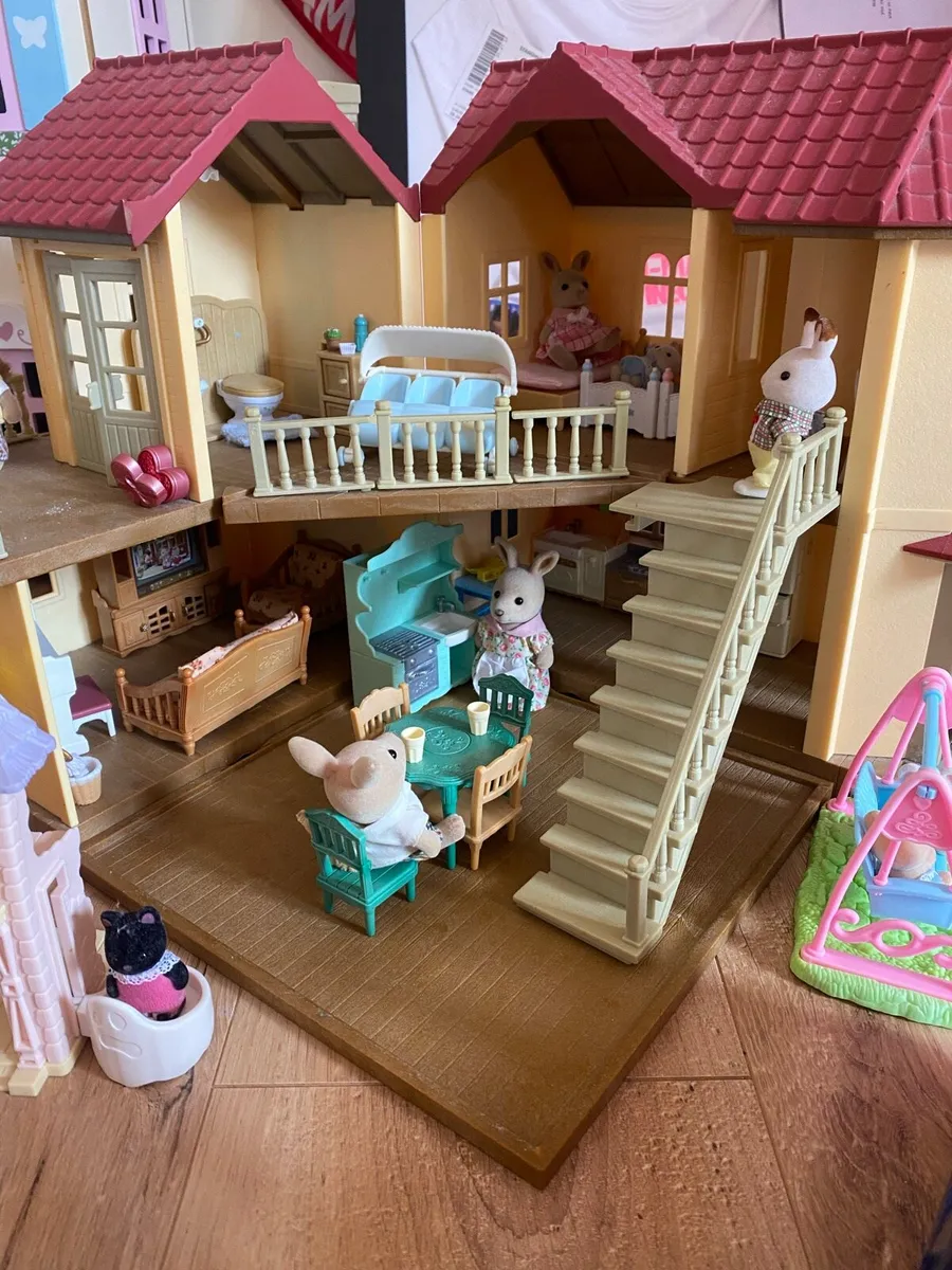 Sylvanian house ,grocery market , cars and access - Image 1