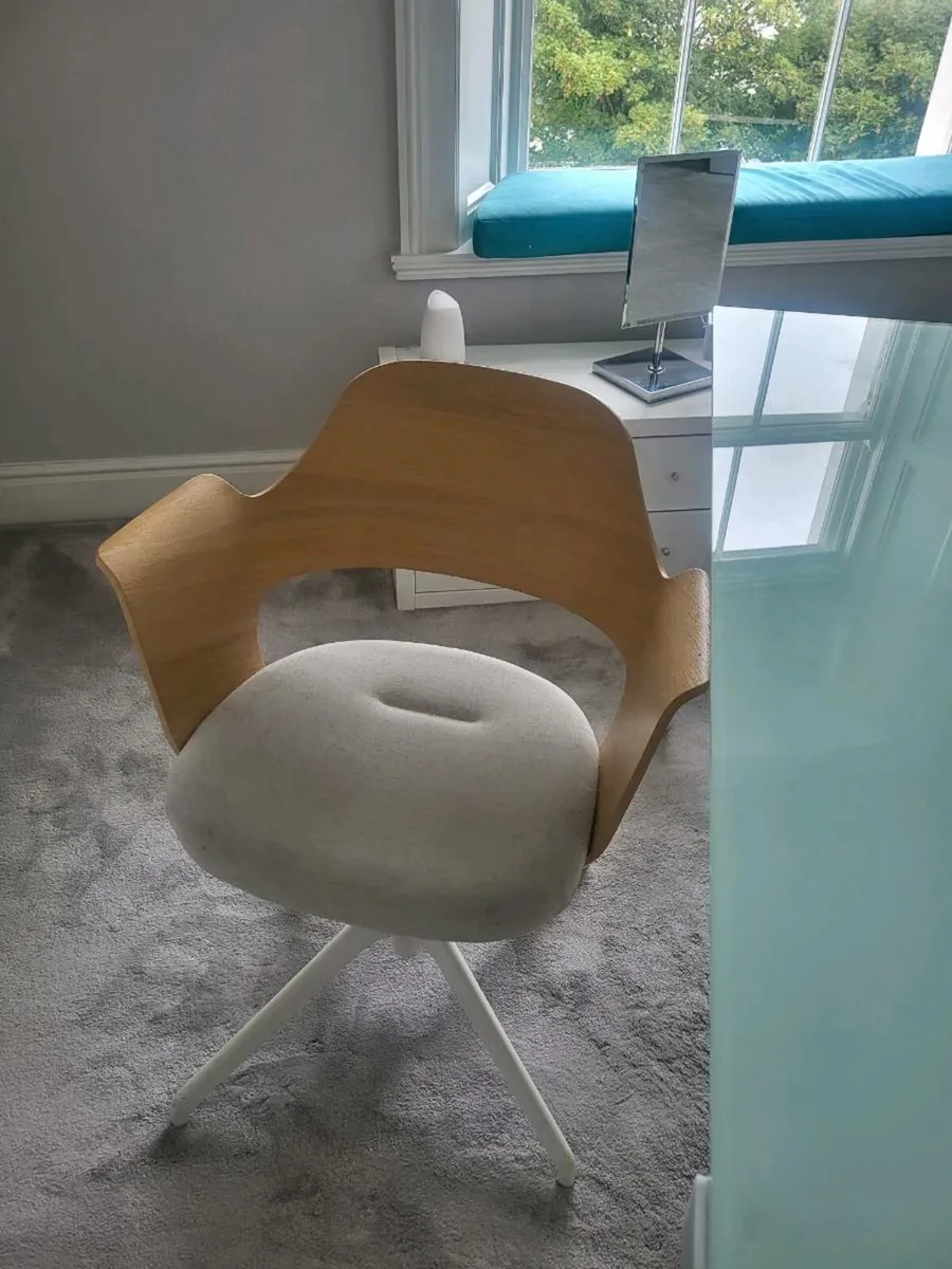 Desk and chair - Image 3