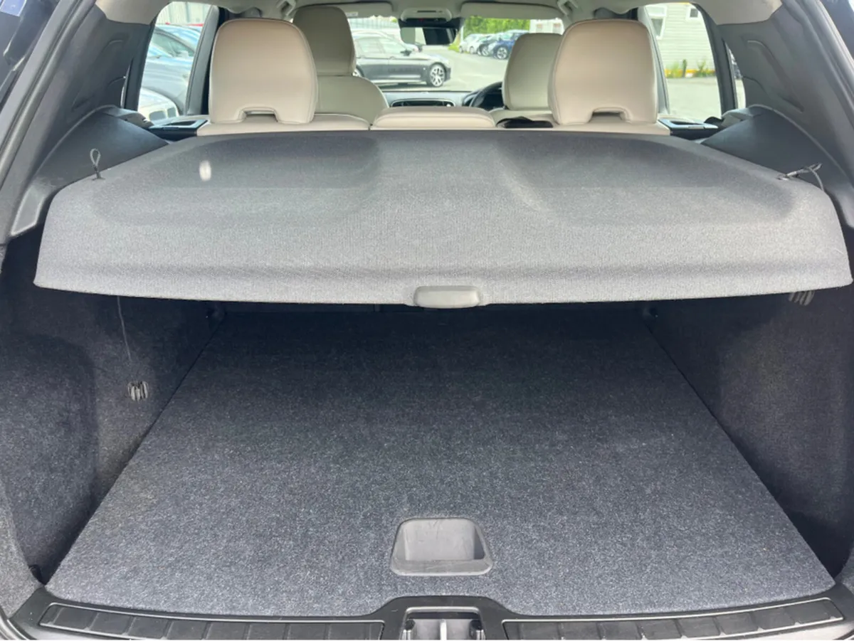 Volvo XC40 T3 MOMENTUM 5DR - Image 2