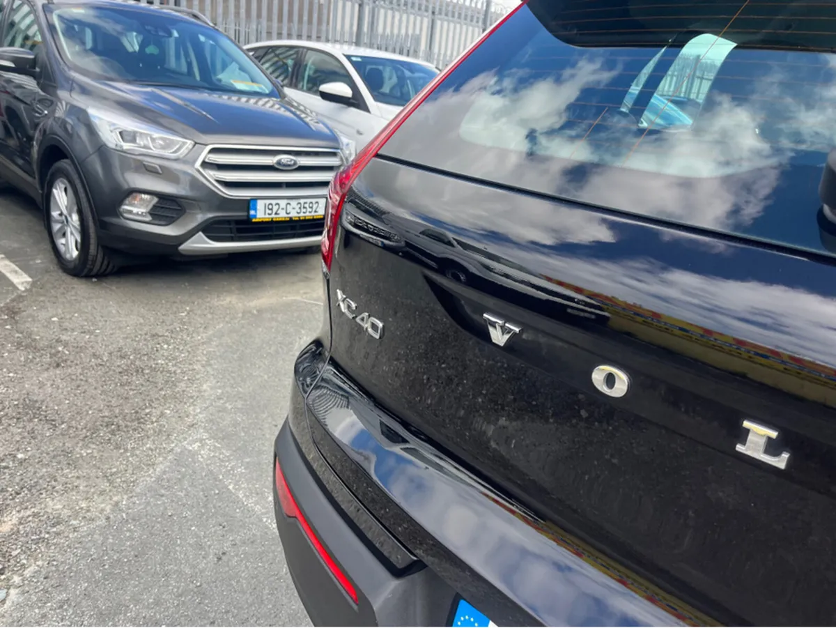 Volvo XC40 T3 MOMENTUM 5DR - Image 3