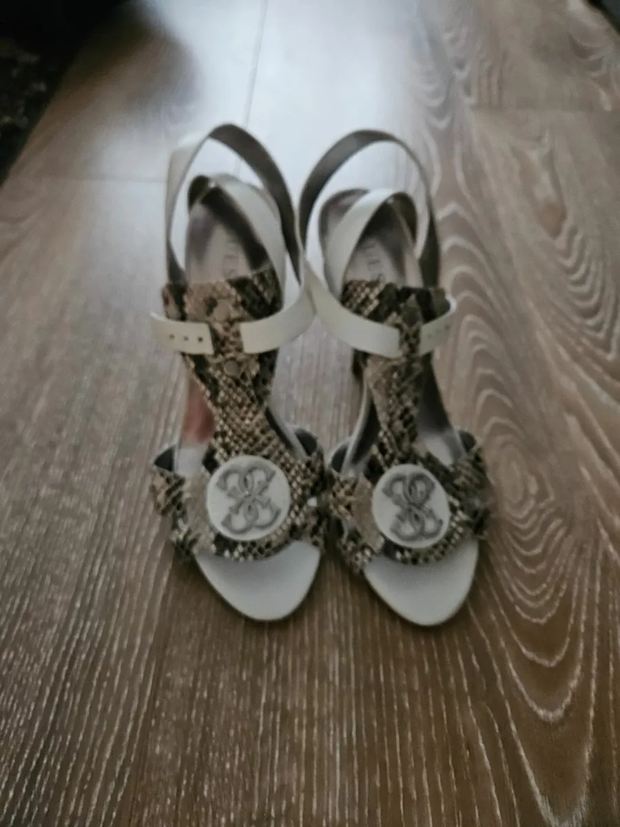 Guess heel - Image 1