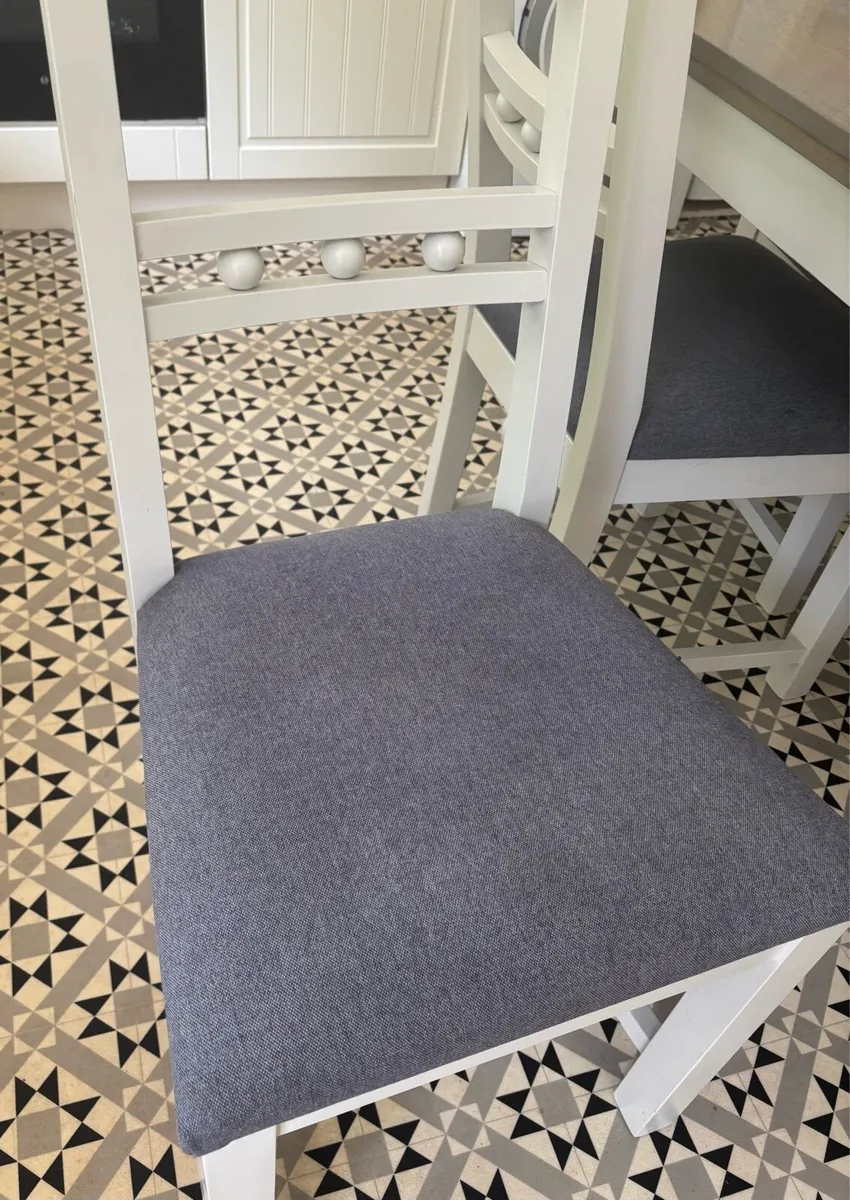 Dining table & Chairs - Image 4