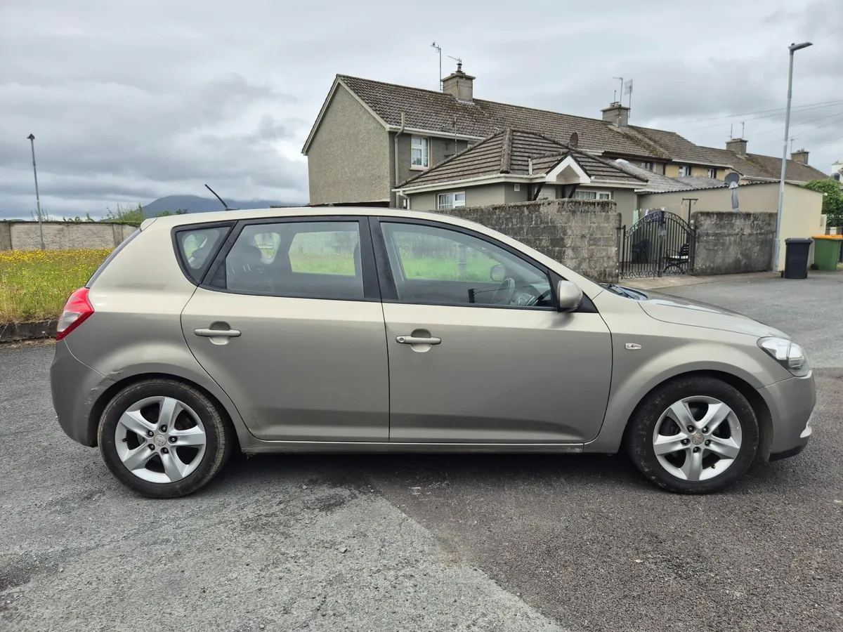 Kia Ceed 2011 - Image 2