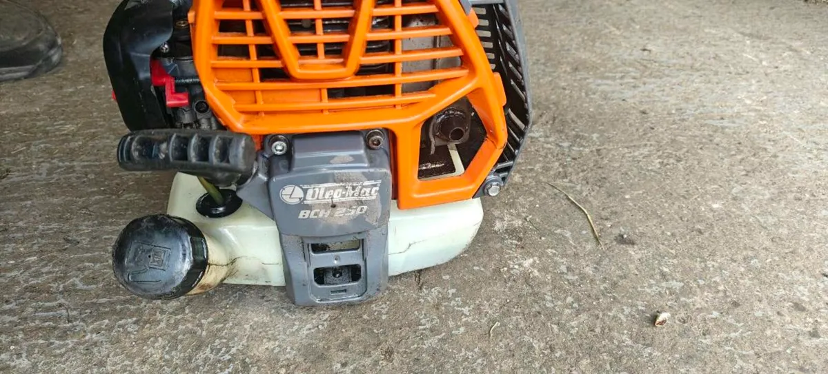 Oleomac grass trimmer - Image 3