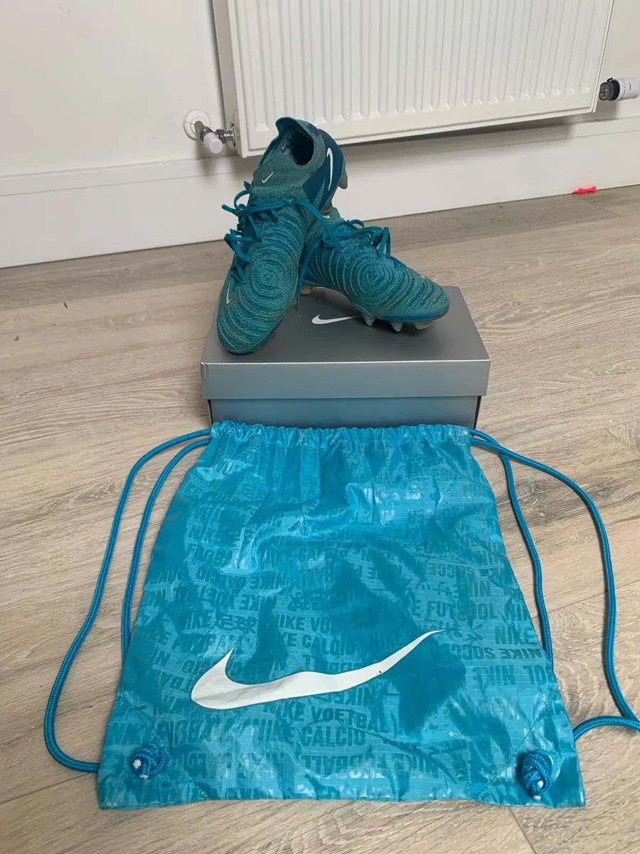 Football boots - Image 1