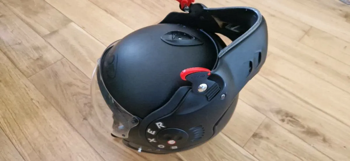 Motorcycle helmet - Image 1
