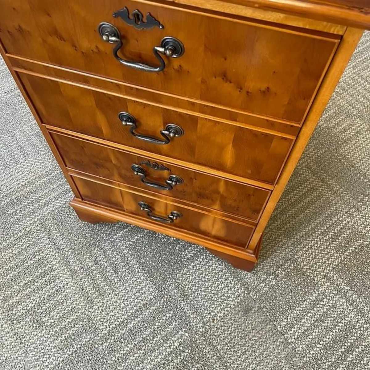 Beautiful mahogany green leather top filing cabine - Image 4