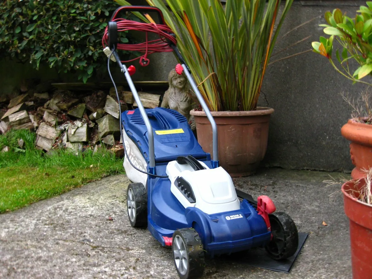 Spear & Jackson Electric Lawnmower. - Image 1