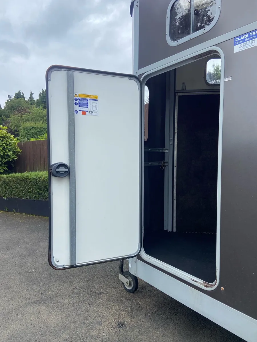 Ifor Williams HB506 Horse Trailer - Image 3