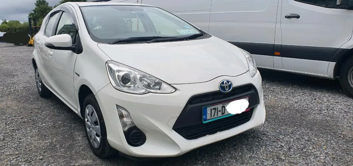 171 TOYOTA AQUA HYBRID - Image 1