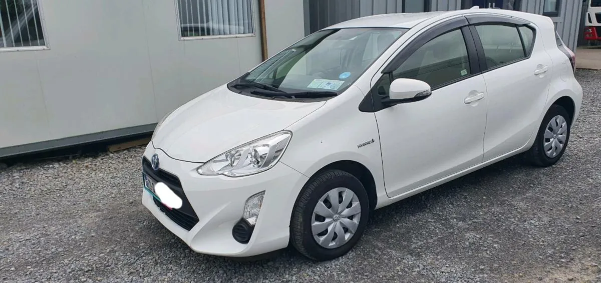 171 TOYOTA AQUA HYBRID - Image 3
