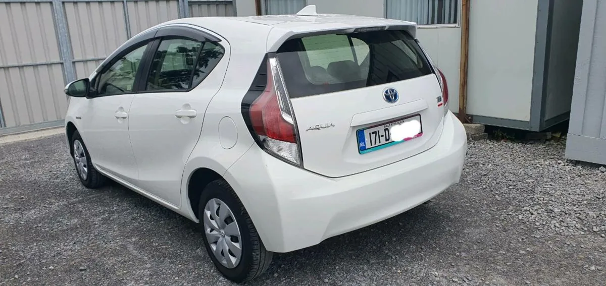 171 TOYOTA AQUA HYBRID - Image 4
