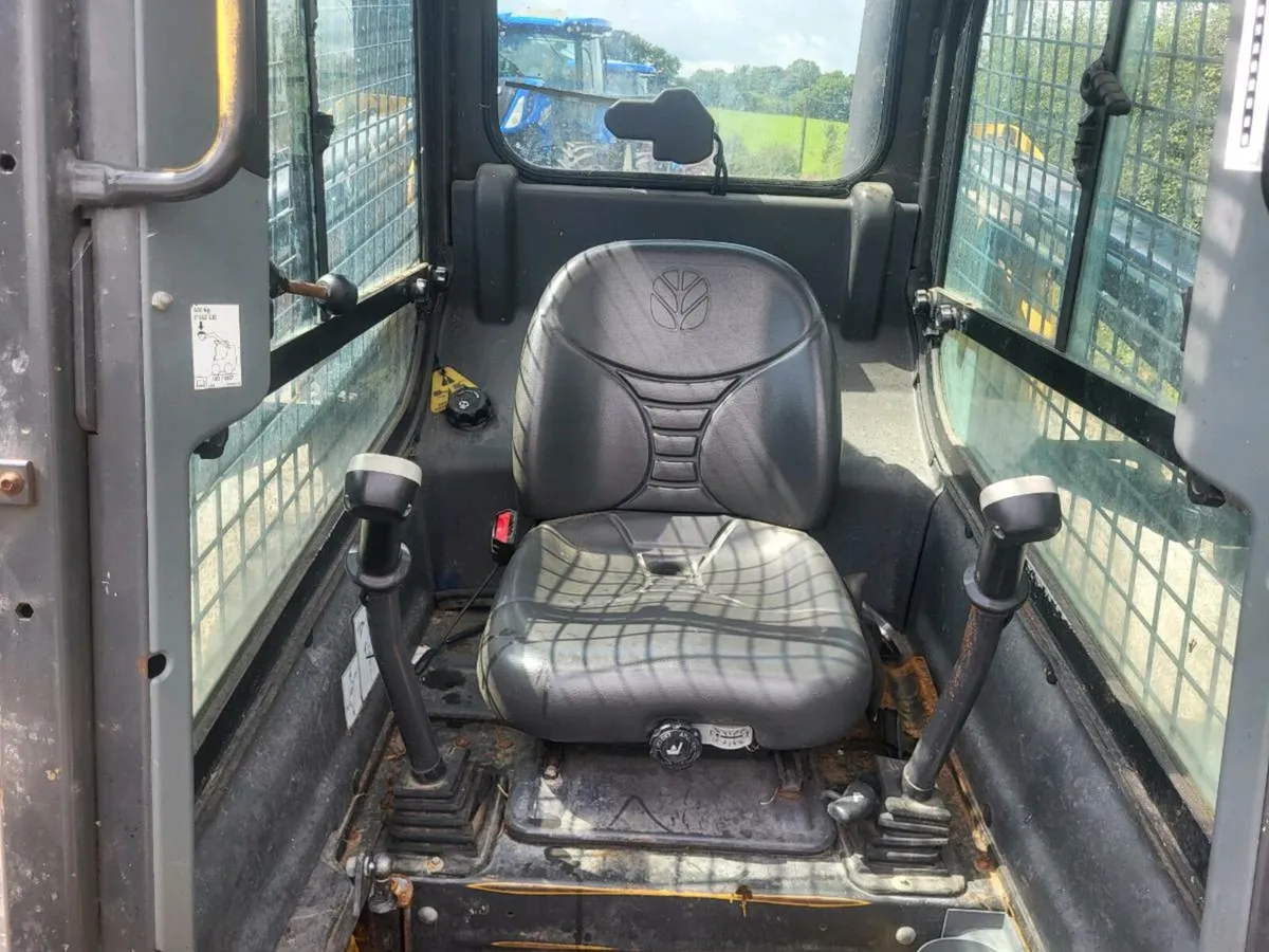 New Holland 215 skid steer - Image 3
