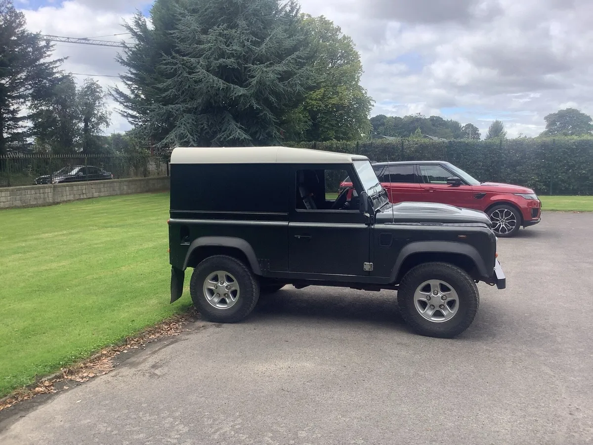 Land Rover Defender - Image 1