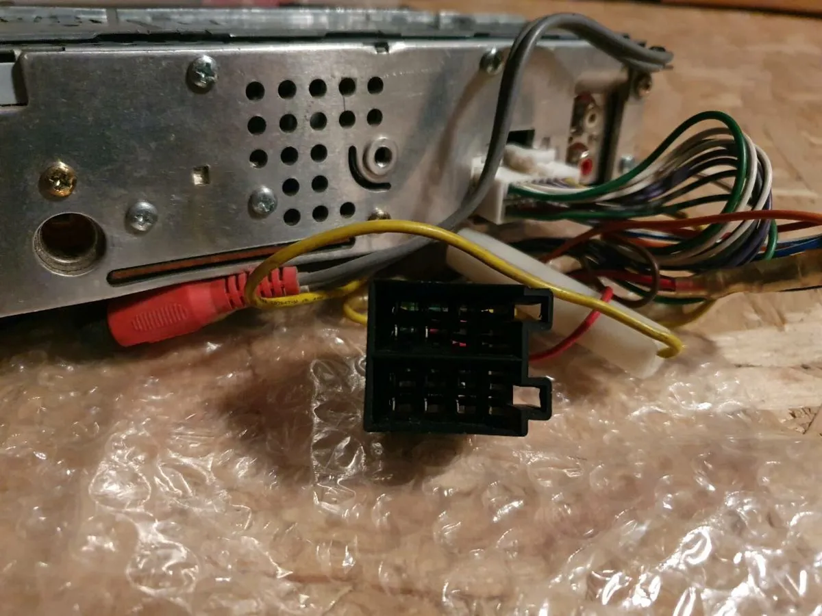 Clarion CD/MP3 car stereo - Image 4