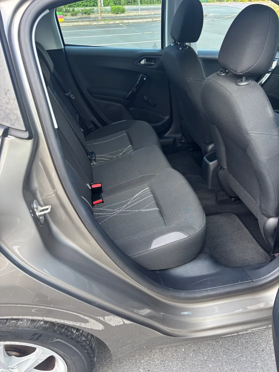 Peugeot 208 - Image 4