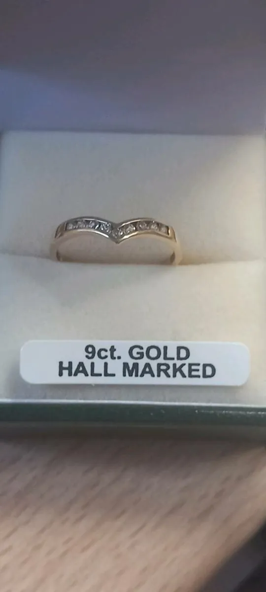 9ct gold wishbone ring size M - Image 1