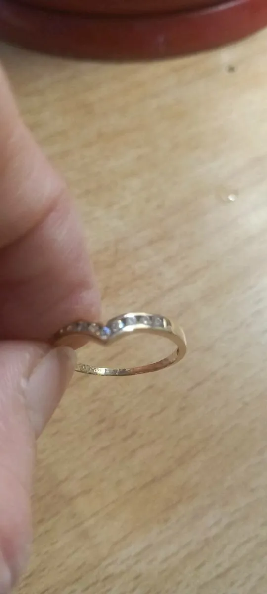 9ct gold wishbone ring size M - Image 3