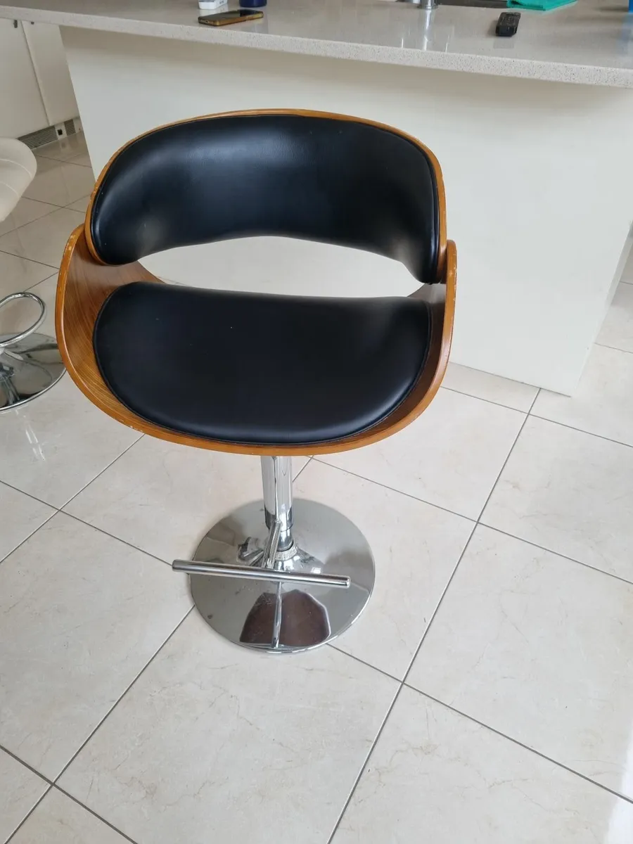 Swivel barstool