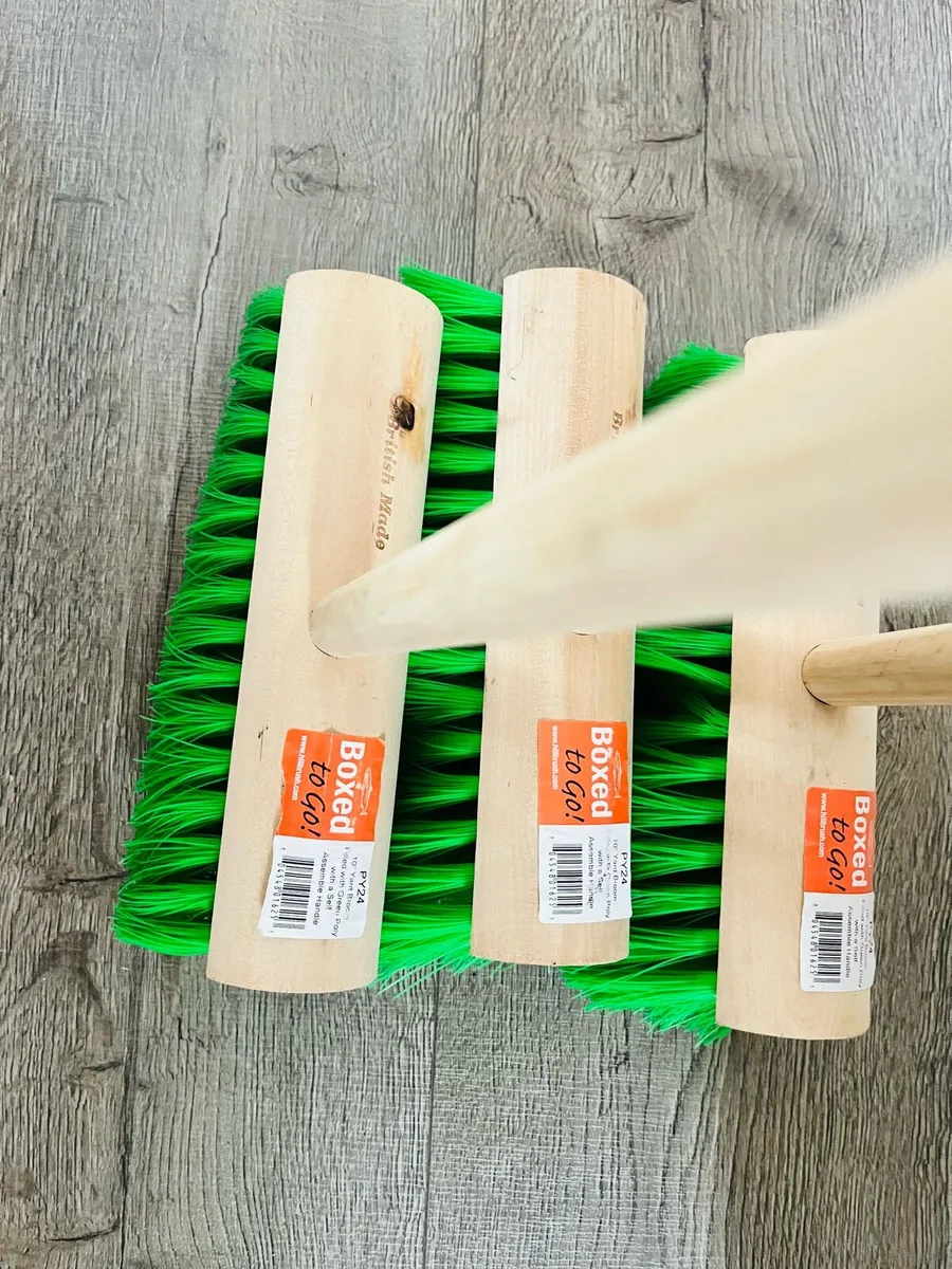 New10 yard brooms filled with self assemble handle - Image 3