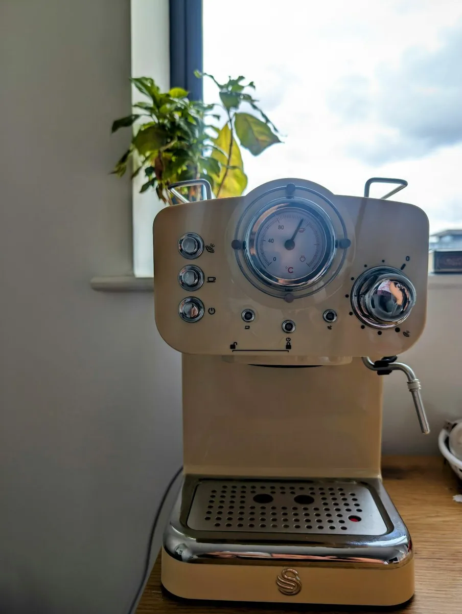 SWAN Retro Espresso Machine + Free electric Coffee - Image 1
