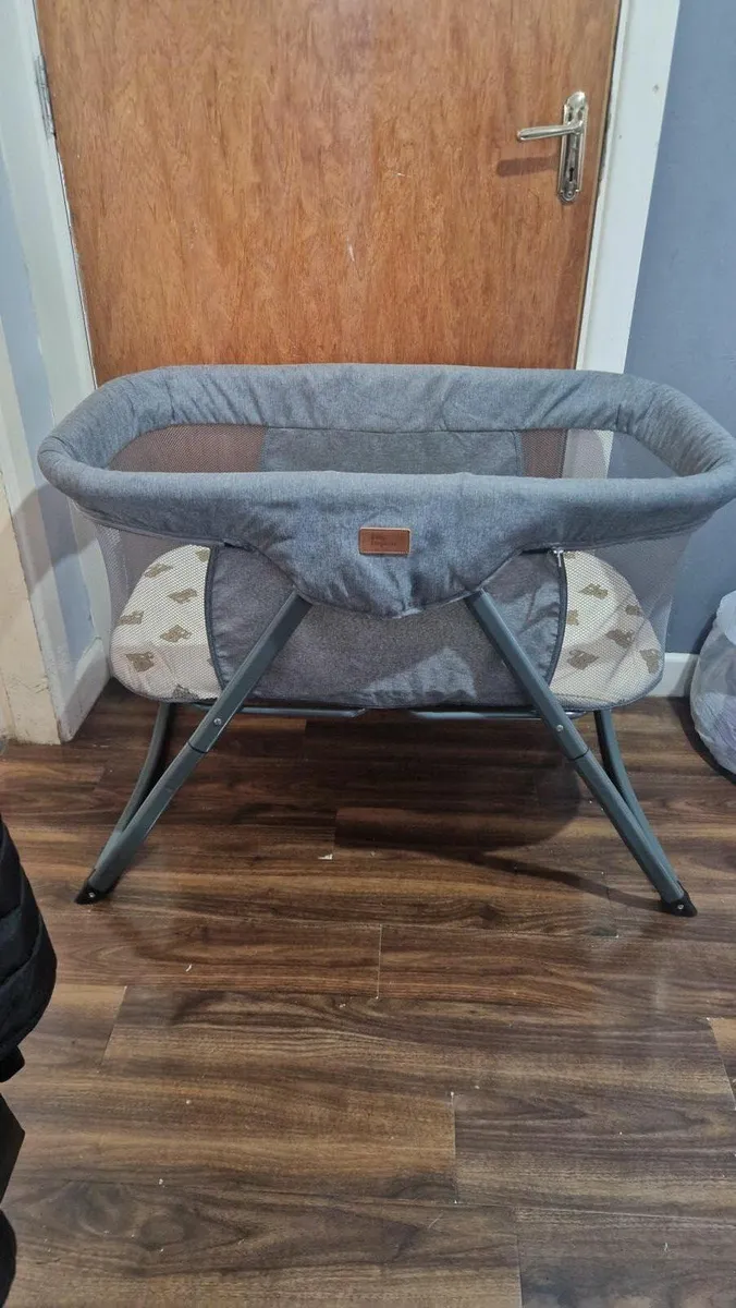 Baby travel cot - Image 1