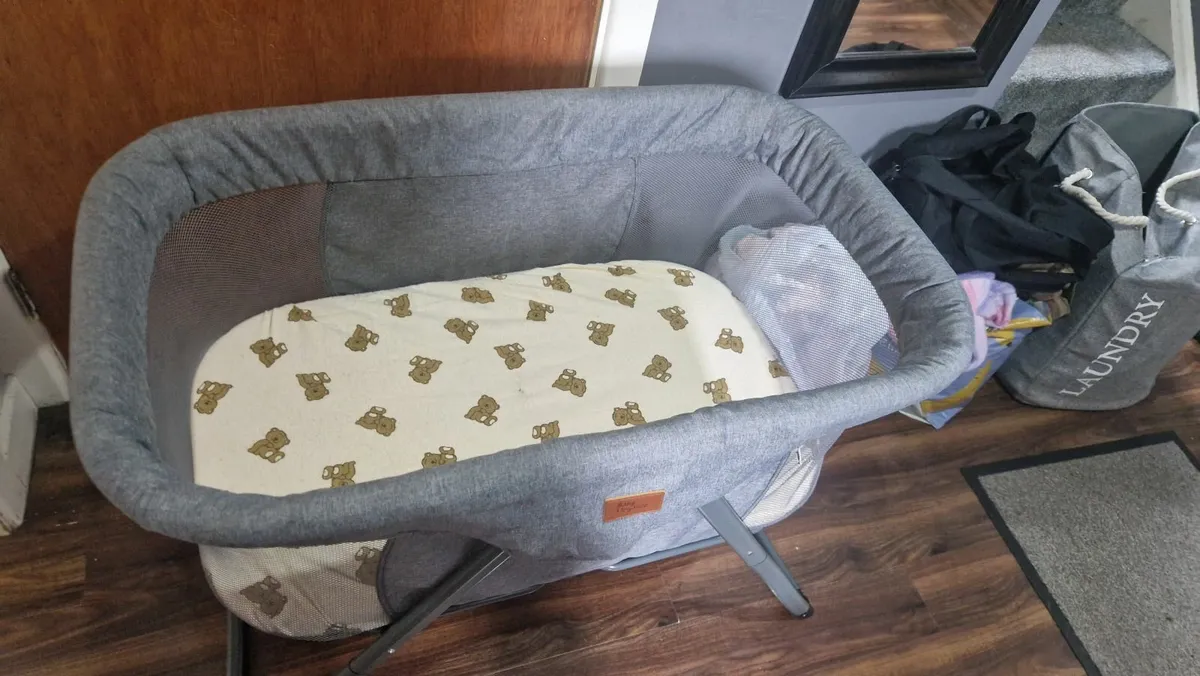 Baby travel cot - Image 3