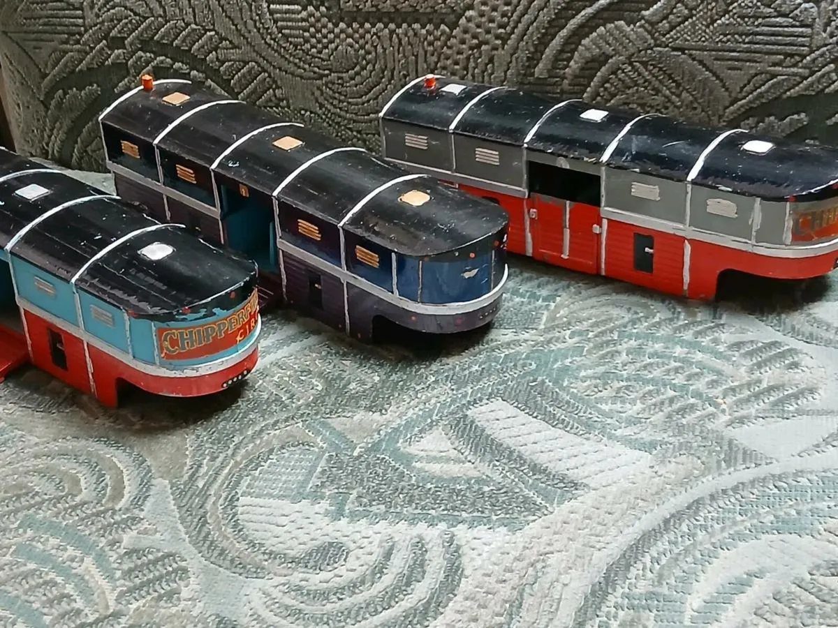 3 CHIPPERFIELDS CIRCUS MODELS - Image 1