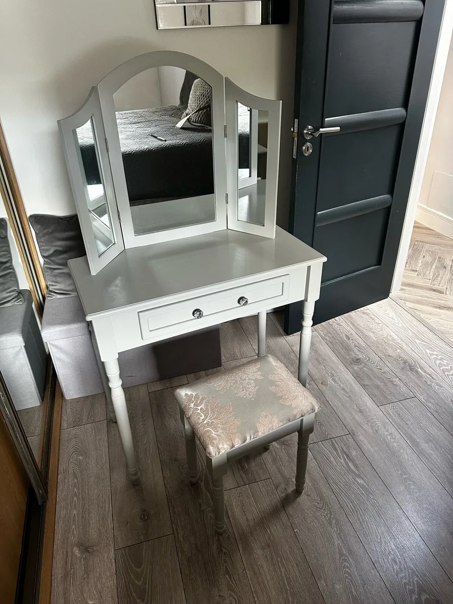 Vanity desk - Image 1