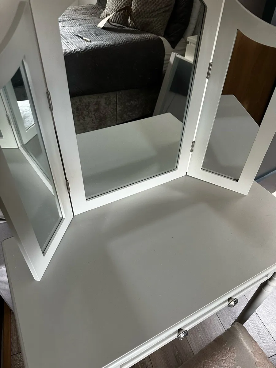 Vanity desk - Image 2