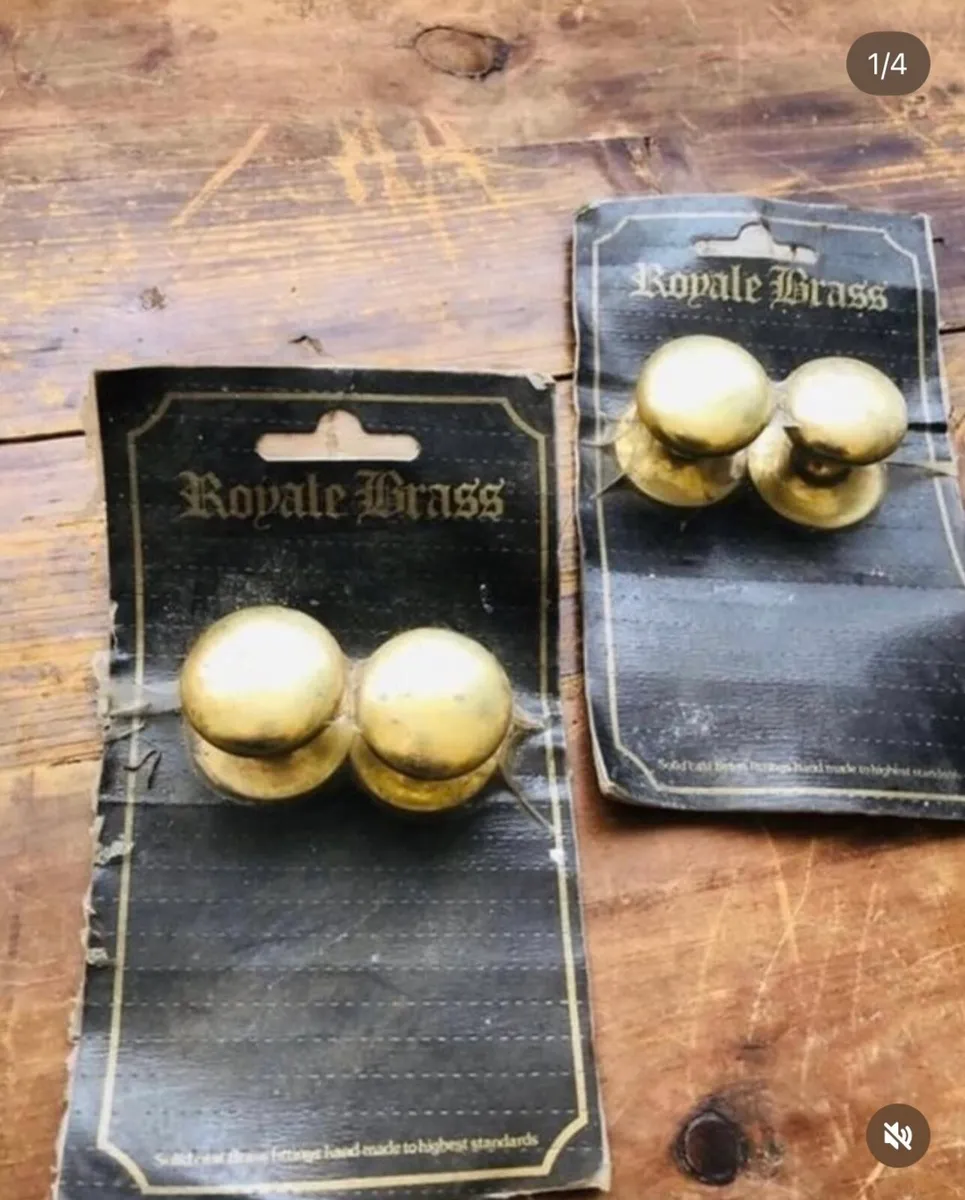 Brass knobs - Image 1