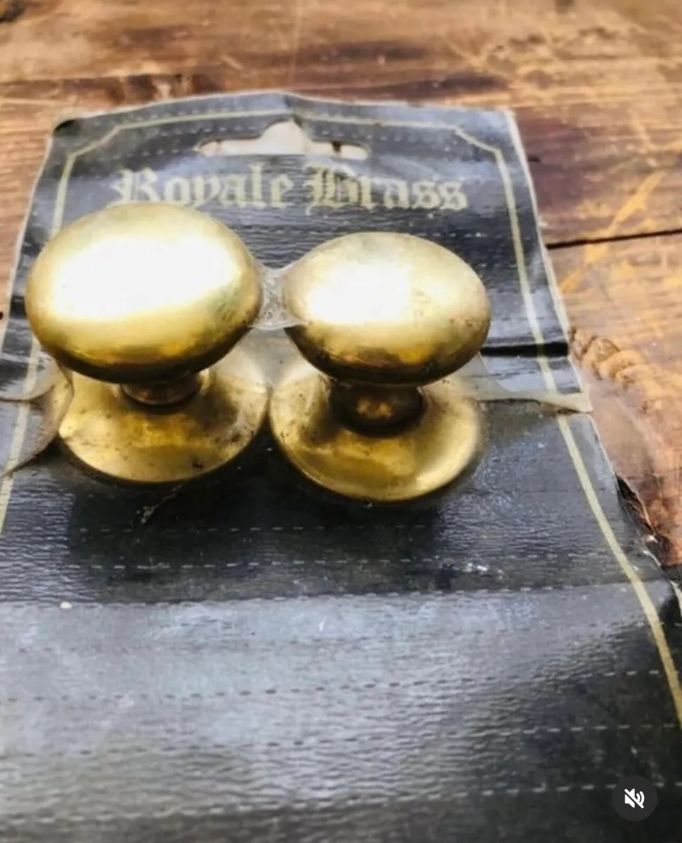 Brass knobs - Image 3