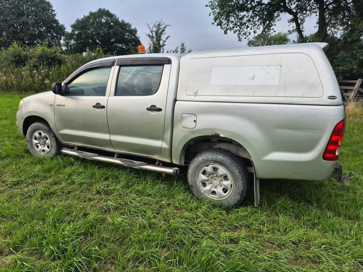 Toyota Hilux 2010 - Image 2