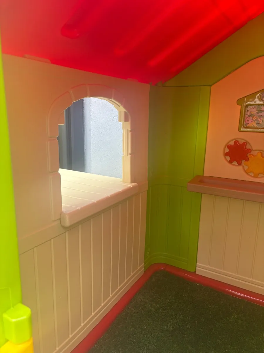 Deluxe play house with table and chairs - Image 2