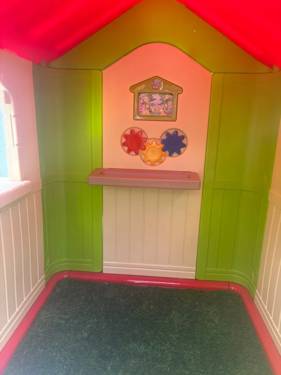 Deluxe play house with table and chairs - Image 3