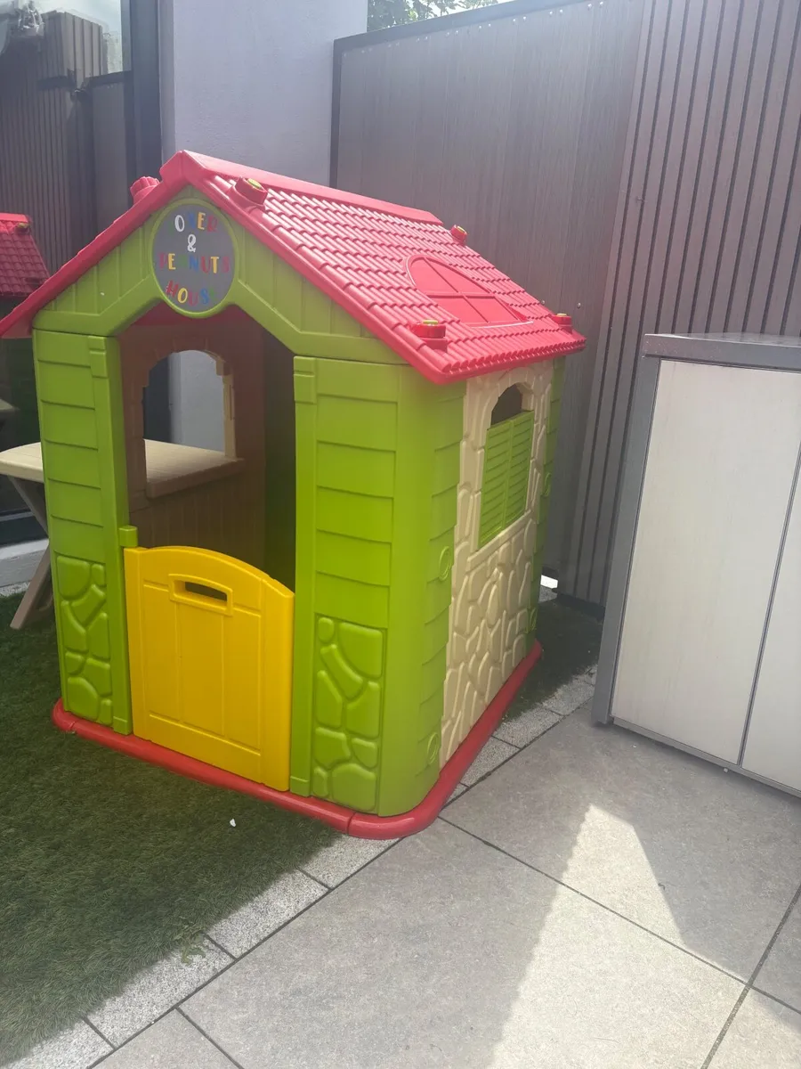 Deluxe play house with table and chairs - Image 4
