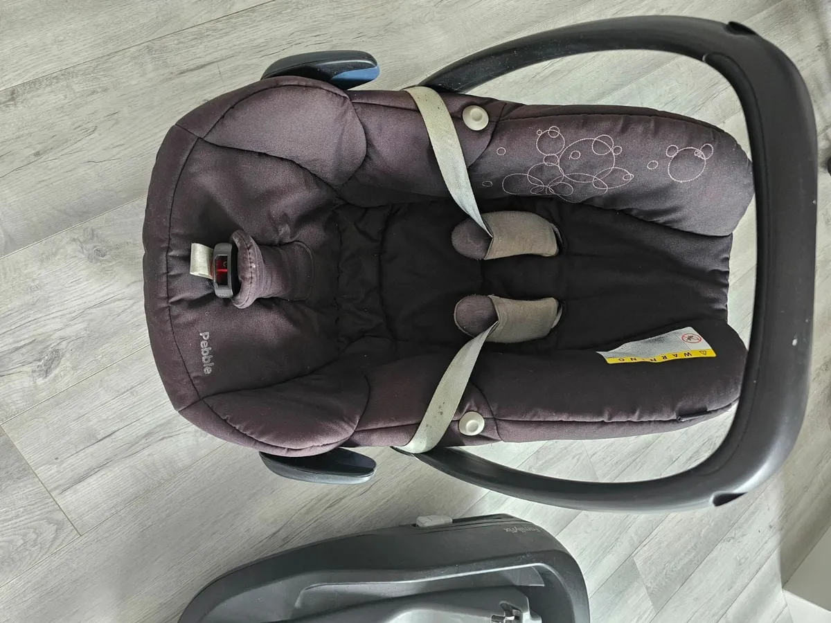 Maxi Cosi baby car seats with isofix base - Image 1