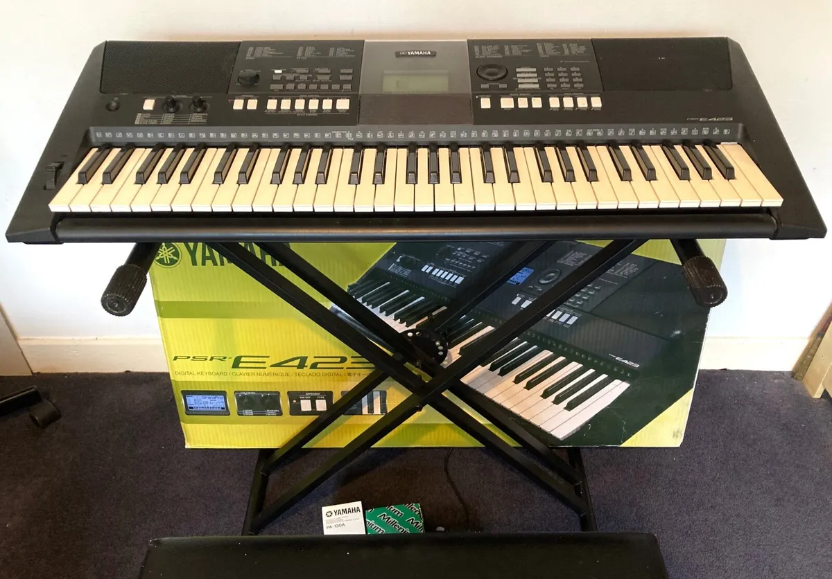 Yamaha PSR-E423 full size keyboard / synth - Image 1