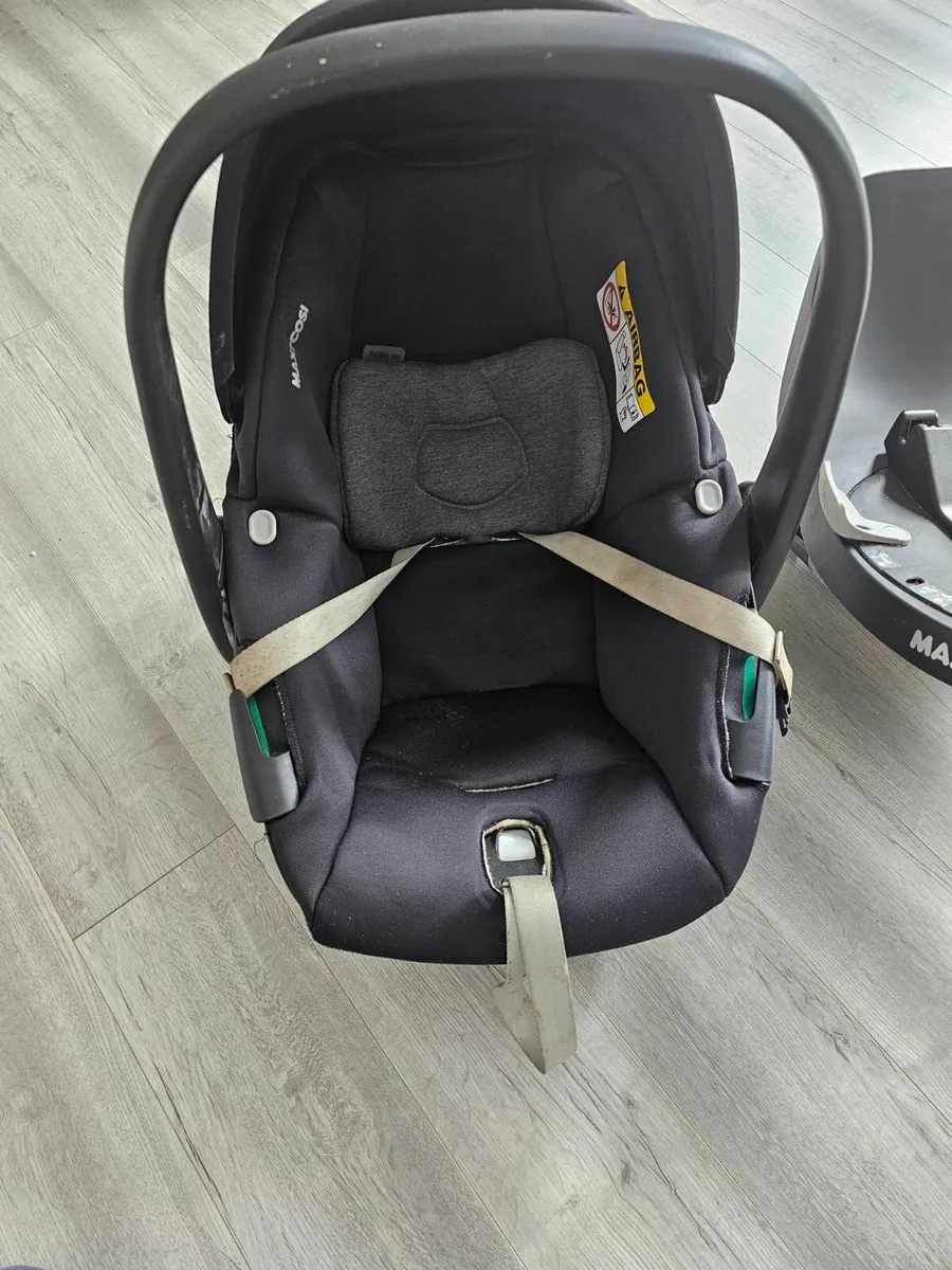 Maxi Cosi baby car seats with isofix base - Image 2