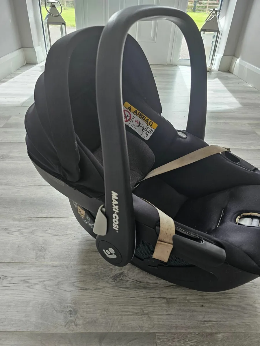Maxi Cosi baby car seats with isofix base - Image 3
