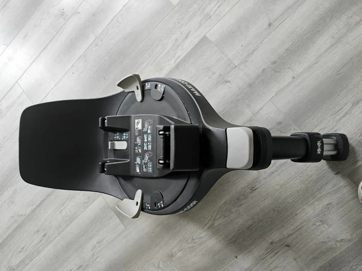 Maxi Cosi baby car seats with isofix base - Image 4