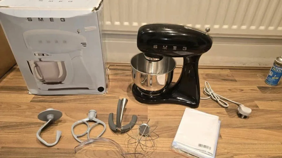 SMEG SMF03BLUK Retro Style Stand Mixer, Black. - Image 1