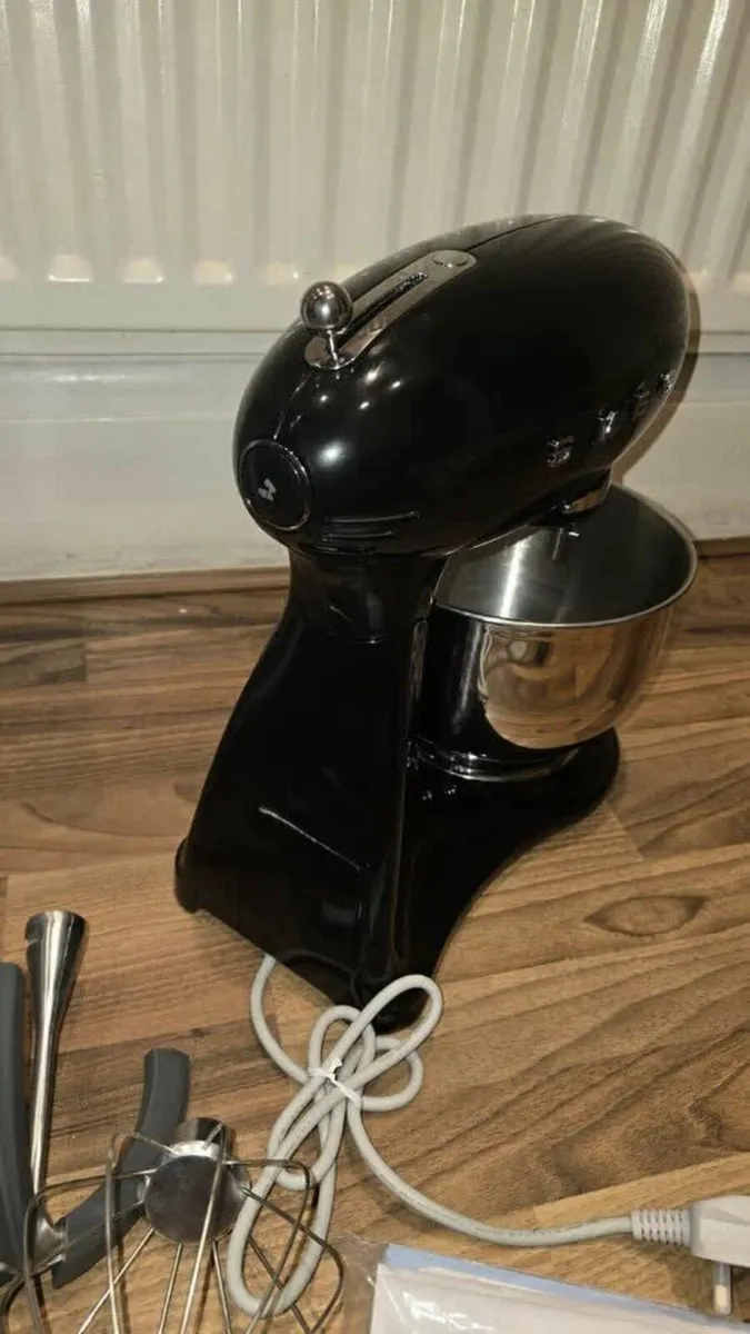 SMEG SMF03BLUK Retro Style Stand Mixer, Black. - Image 3