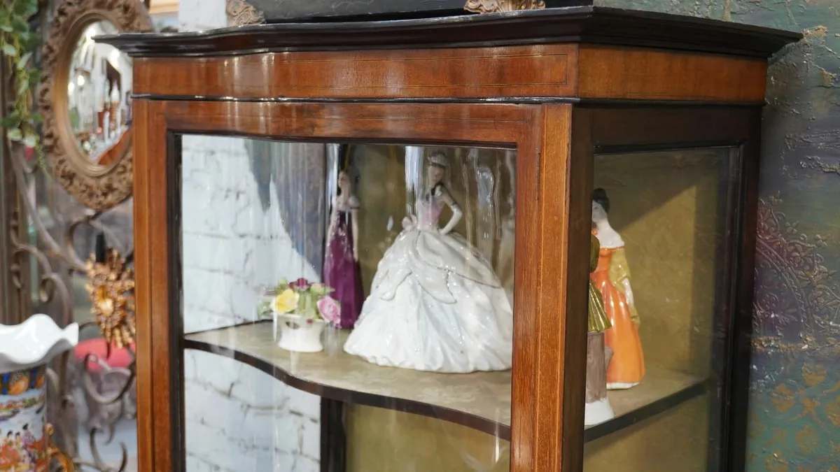 🪑 Antique Mahogany Display Cabinet - Image 4
